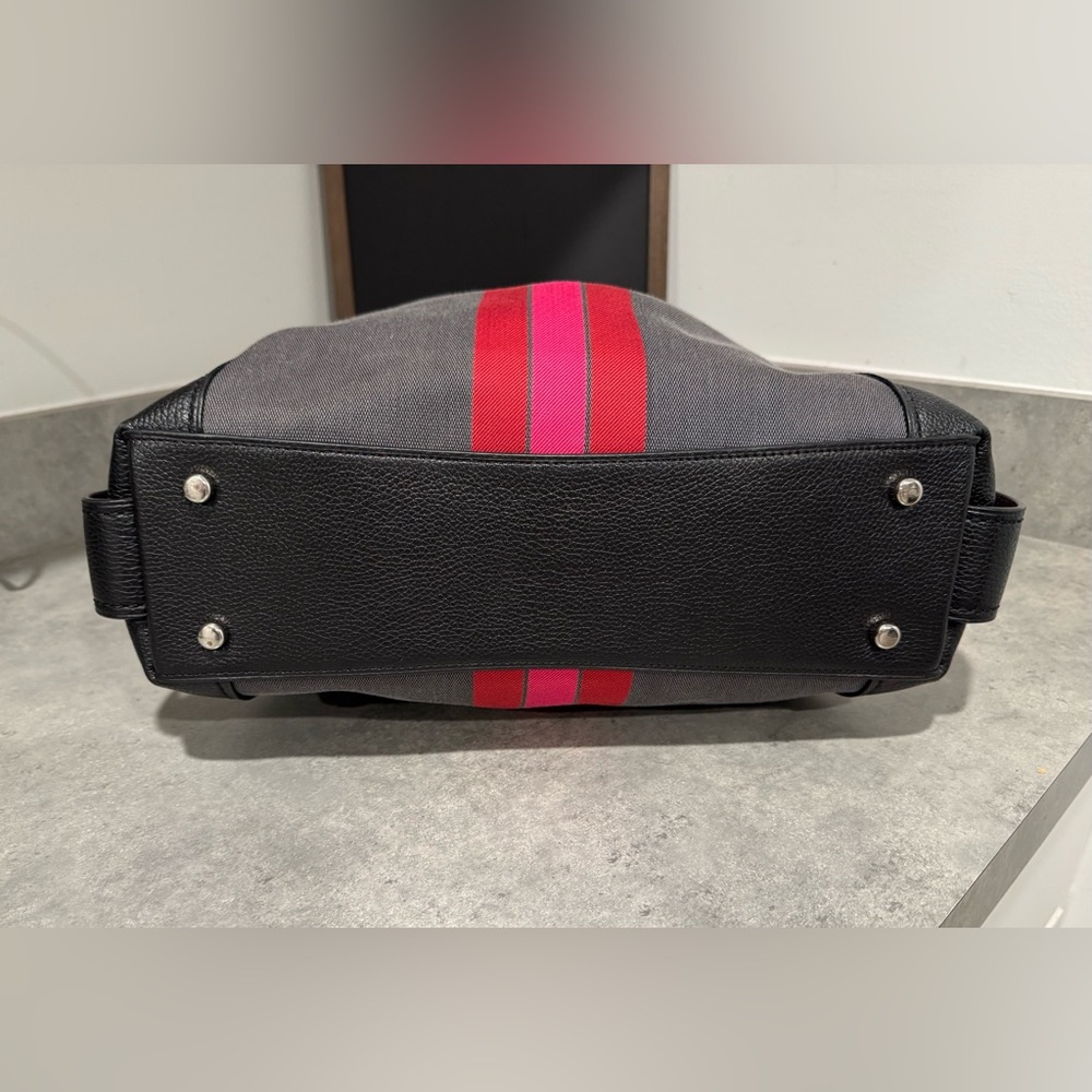 Coach Edie 31 Horse and Carriage Shoulder Bag! - Picture 3 of 12